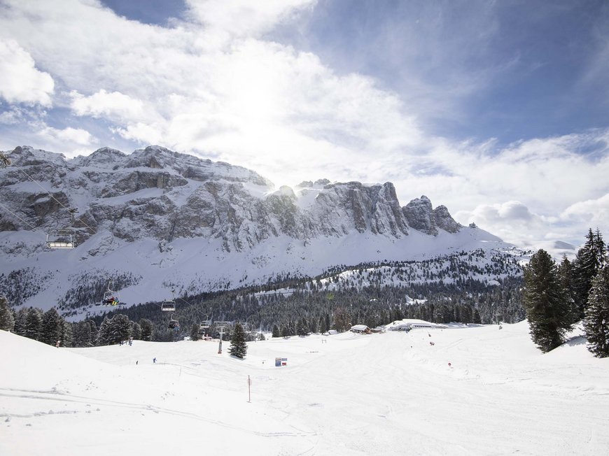 Hotel in St. Christina: Dolomiten zum Anfassen nah Verschneite Berglandschaft mit Skilift und bewaldeten Hängen