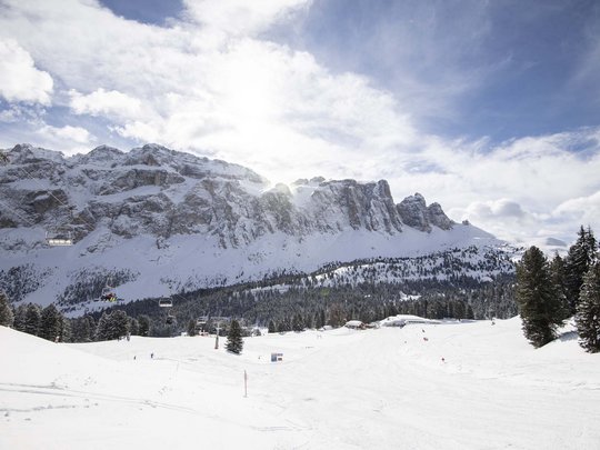 Vacanza in Val Gardena d’inverno Paesaggio innevato di montagna con seggiovia e alberi