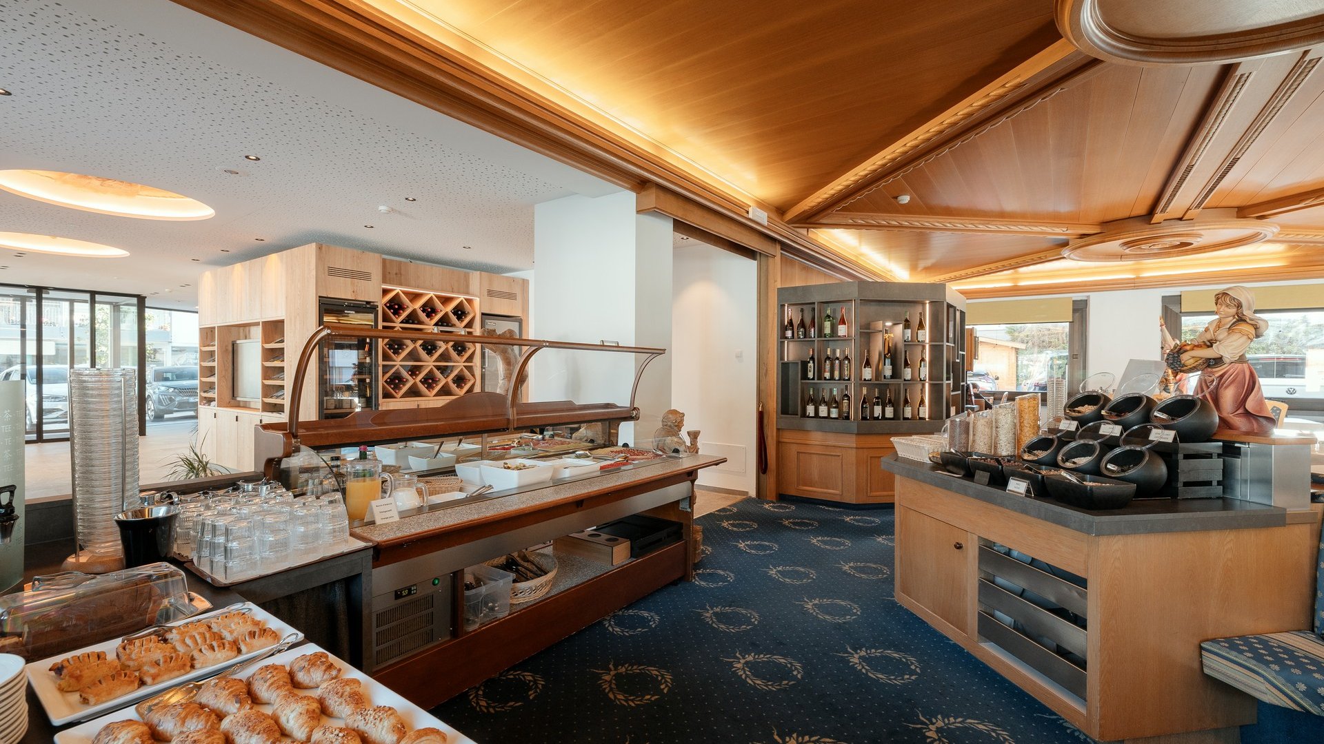 Cuisine at one of the top hotels in Grödnertal with 3 stars Buffet area with baked goods and drinks in a cozy restaurant