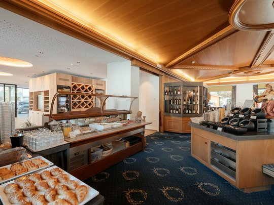 Cuisine at one of the top hotels in Grödnertal with 3 stars Buffet area with baked goods and drinks in a cozy restaurant