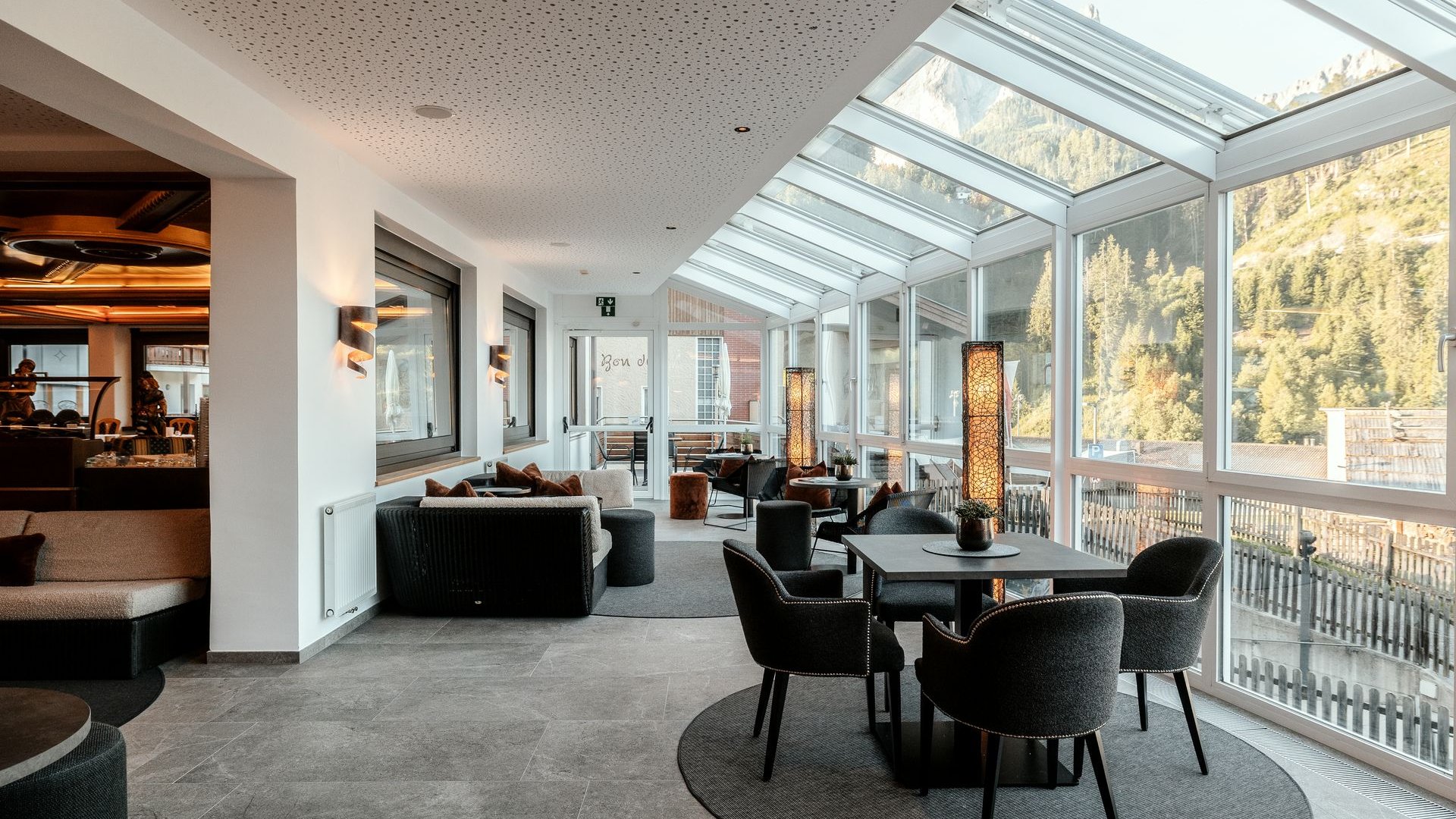 Hotel a Santa Cristina, Val Gardena, con mezza pensione Salotto moderno con ampie finestre e vista sulle montagne