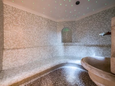 Hotel a Santa Cristina, Val Gardena, con mezza pensione Bagno turco con mosaico e panca integrata