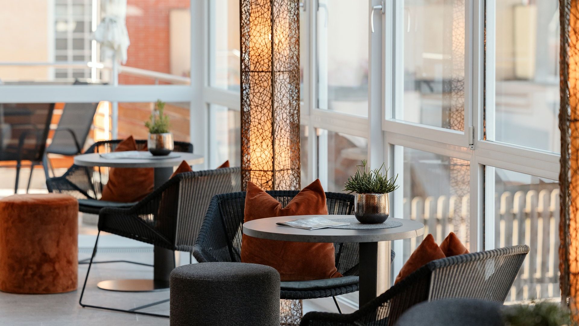 La tua vacanza in Val Gardena è qui Zona salotto accogliente con sedie, tavoli, cuscini e lampade decorative