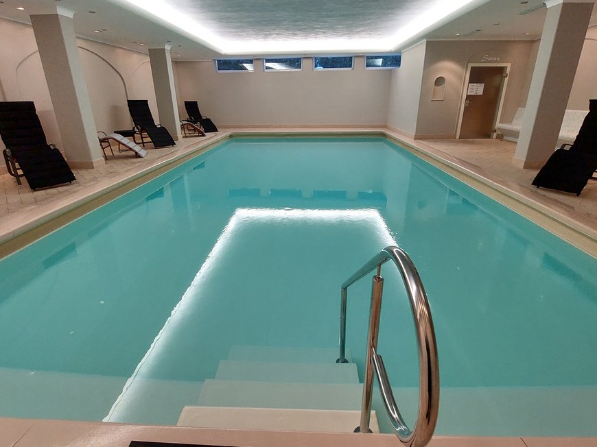 Südtirol-Hotel mit Pool (3 Sterne) gesucht? Hier ist es! Innen-Schwimmbad mit Treppe und Liegestühlen