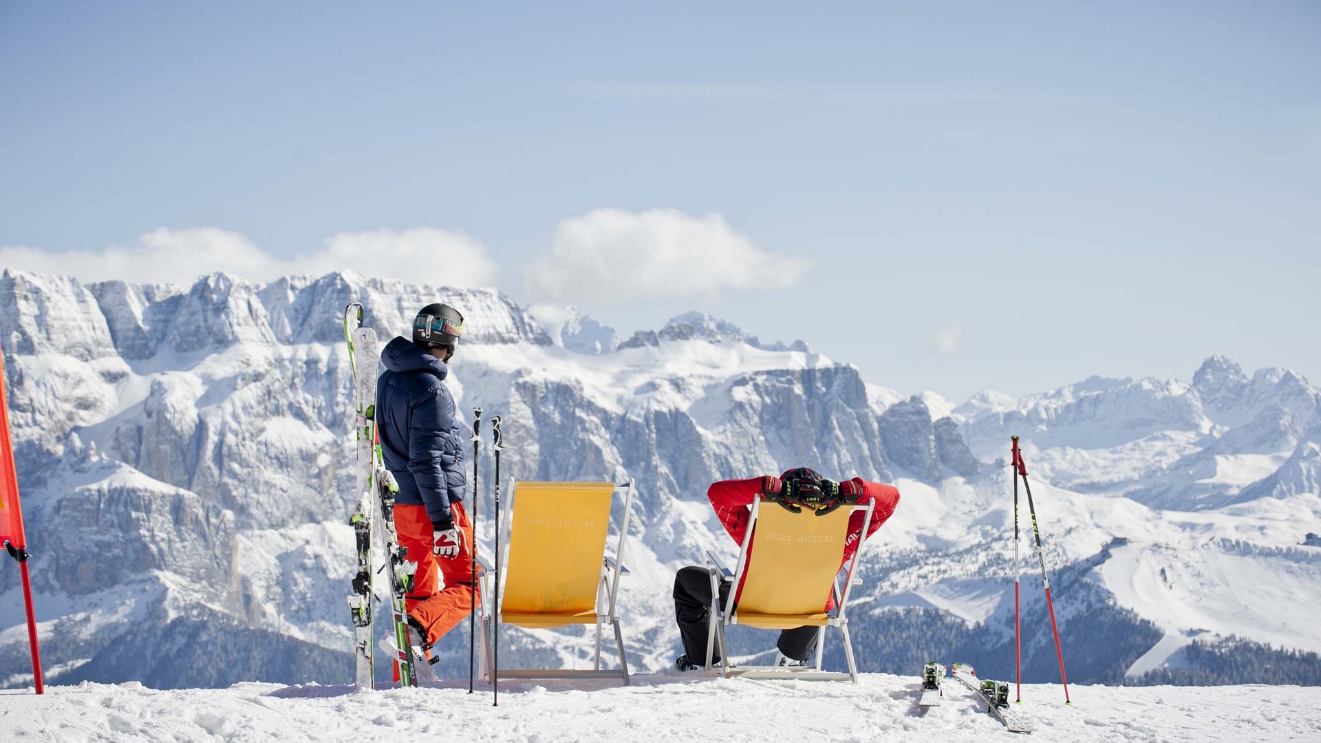 Vacanza in Val Gardena d’inverno Sciatori si rilassano su sedie a sdraio con vista sulle montagne innevate