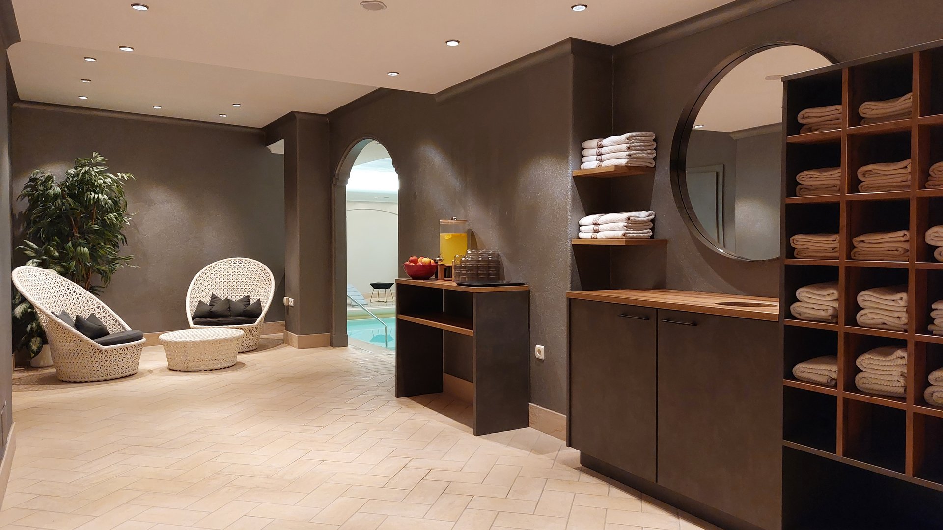 Südtirol-Hotel mit Pool (3 Sterne) gesucht? Hier ist es! Entspannungsbereich mit Liegestühlen, Handtüchern und Zugang zum Pool