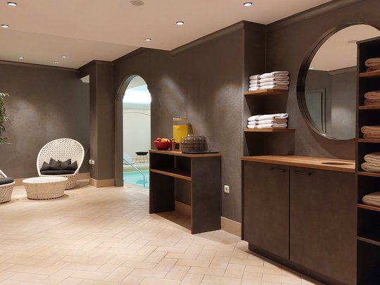 Südtirol-Hotel mit Pool (3 Sterne) gesucht? Hier ist es! Entspannungsbereich mit Liegestühlen, Handtüchern und Zugang zum Pool