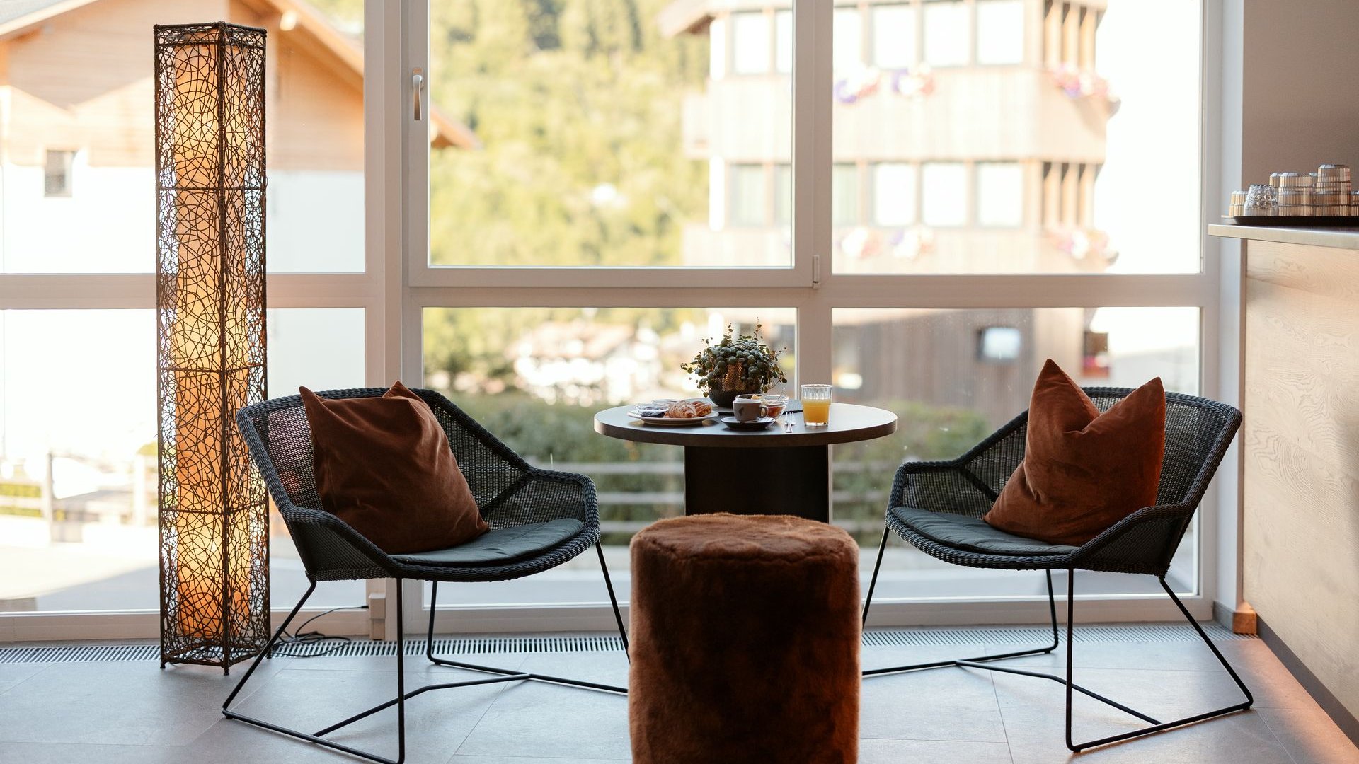 Hotel a Santa Cristina, Val Gardena, con mezza pensione Angolo accogliente con due sedie, tavolo e lampada davanti a una grande finestra