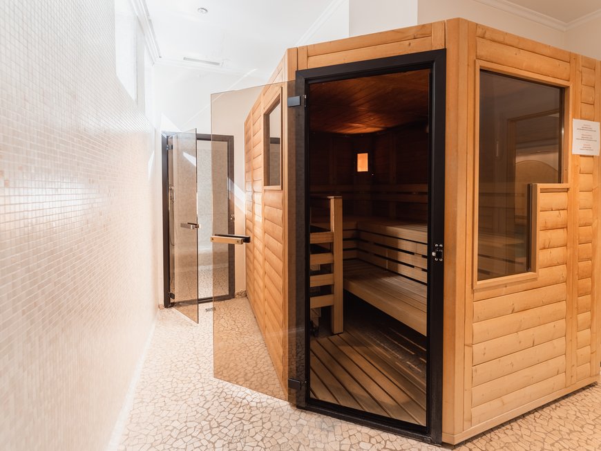 Südtirol-Hotel mit Pool (3 Sterne) gesucht? Hier ist es! Moderne Sauna mit Glastür in einem gut beleuchteten Raum