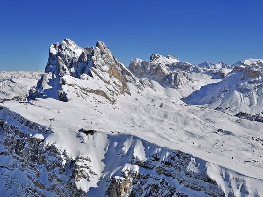 Vacanza in Val Gardena d’inverno Dolomiti innevate con cielo blu limpido