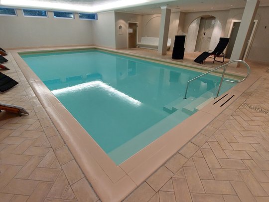Südtirol-Hotel mit Pool (3 Sterne) gesucht? Hier ist es! Innenraum mit kleinem beheiztem Schwimmbad und Liegestühlen