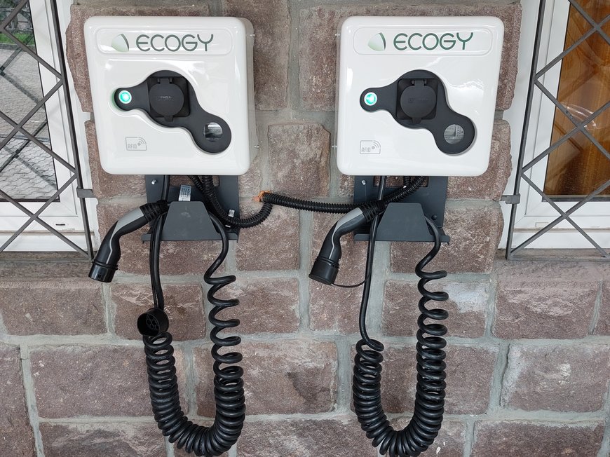 ECO-Sostenibilitá Due colonnine di ricarica per veicoli elettrici su una parete di pietra