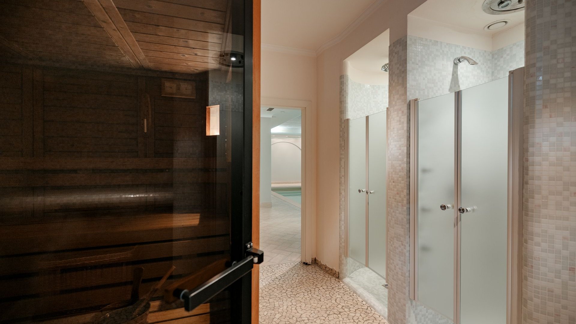 South Tyrol hotel with pool (3 stars): right here! Open sauna door with view of showers and pool area