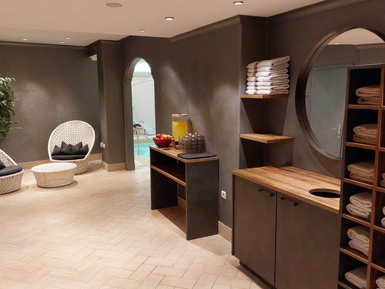 Deine Unterkunft in St. Christina im Grödnertal: Willkommen! Moderner Ruheraum mit Handtüchern, Sitzbereich und Poolzugang