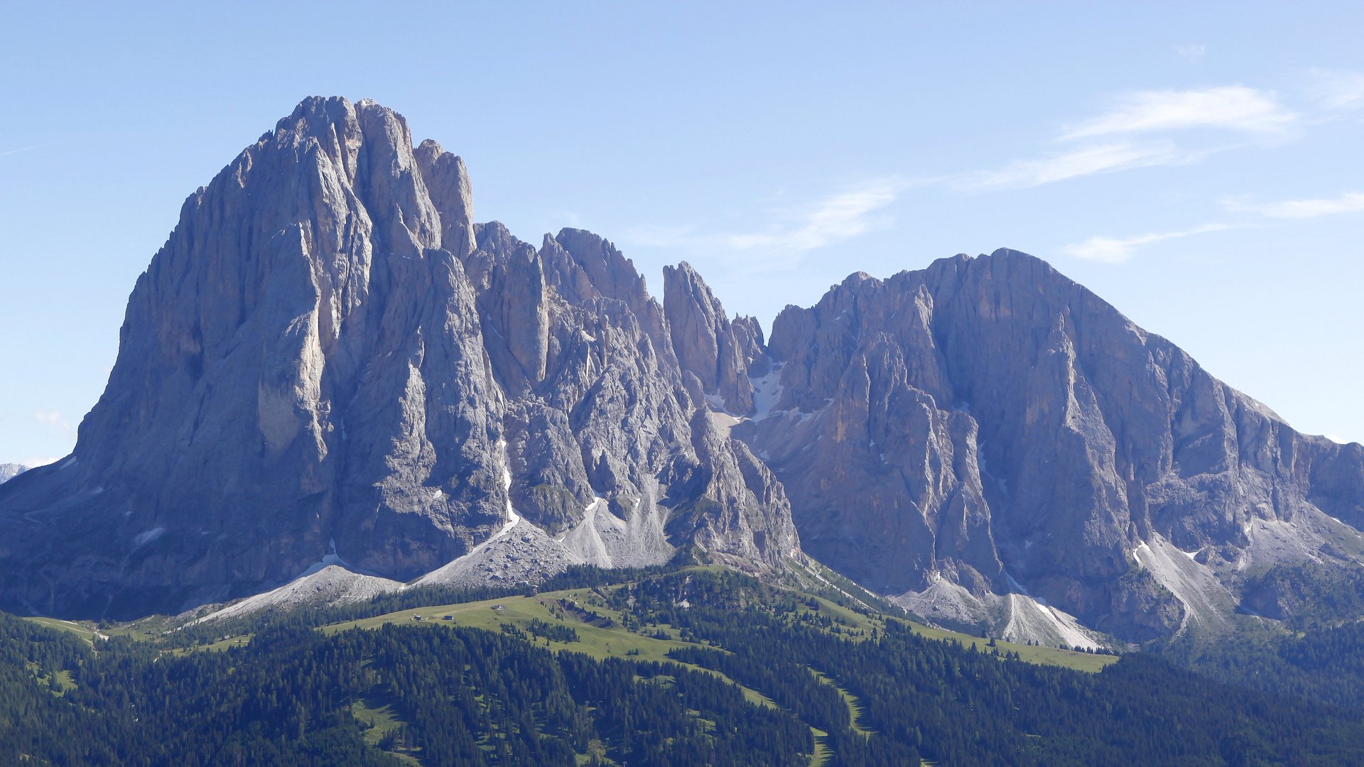 Your hosts in the Dolomites. Hotels + 3 stars? Cristallo!