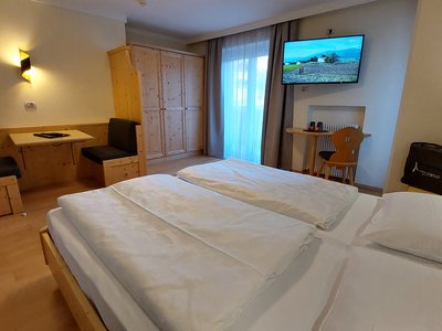 Hotel a Santa Cristina, Val Gardena, con mezza pensione Camera d'albergo accogliente con letto matrimoniale, TV e zona salotto