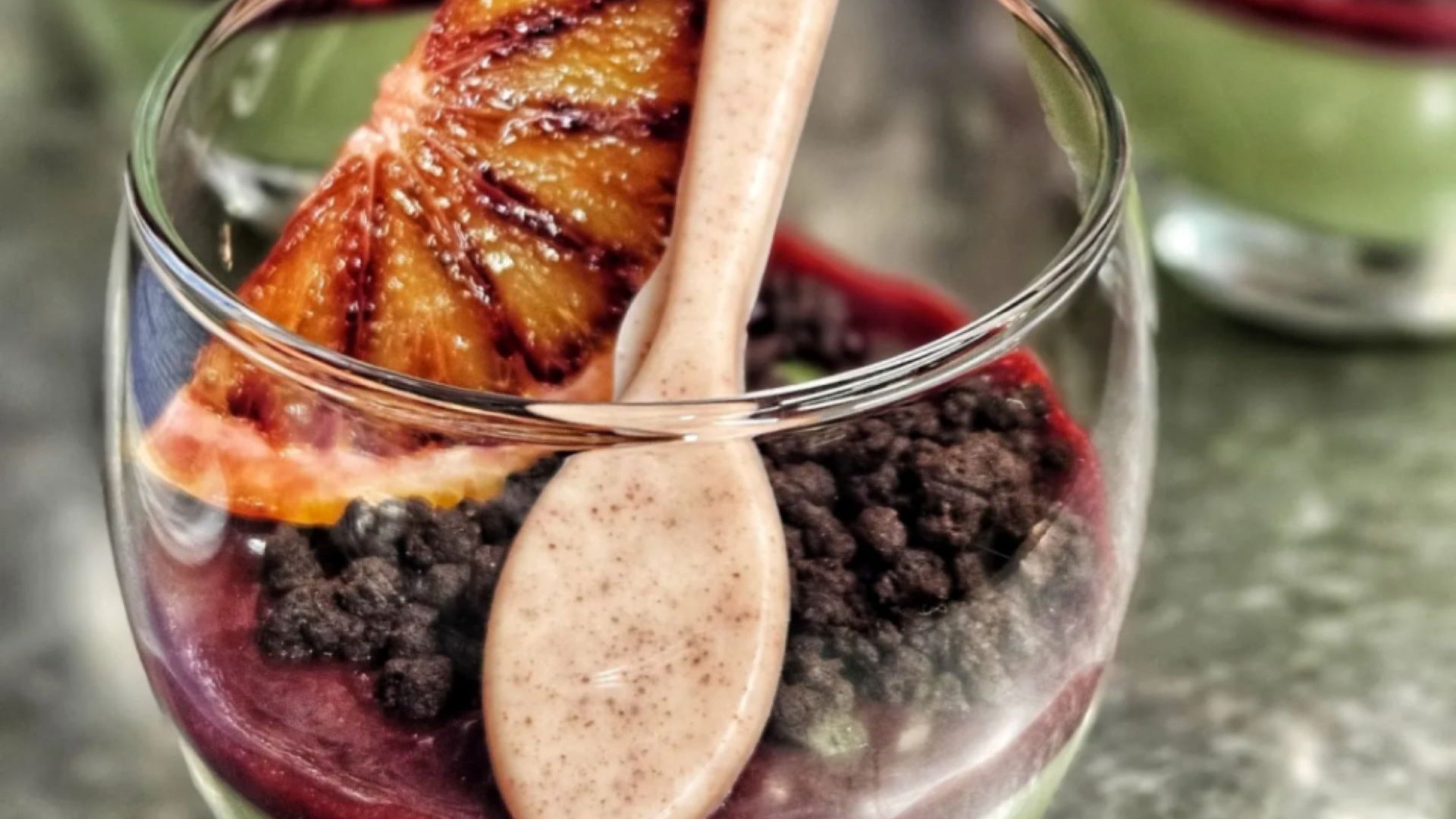 Inklusivleistungen deiner Gröden-Unterkunft Glas mit grünem Pudding, roter Sauce, Schokokrümeln und Karamellisierter Orangenscheibe