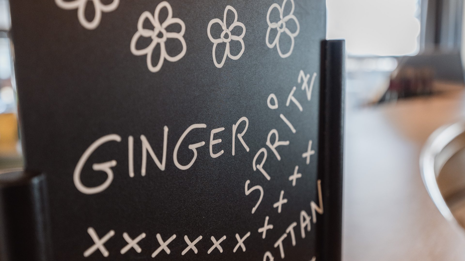 La tua vacanza in Val Gardena è qui Lavagna con Ramazzotti Rose, Ginger Spritz e Americano